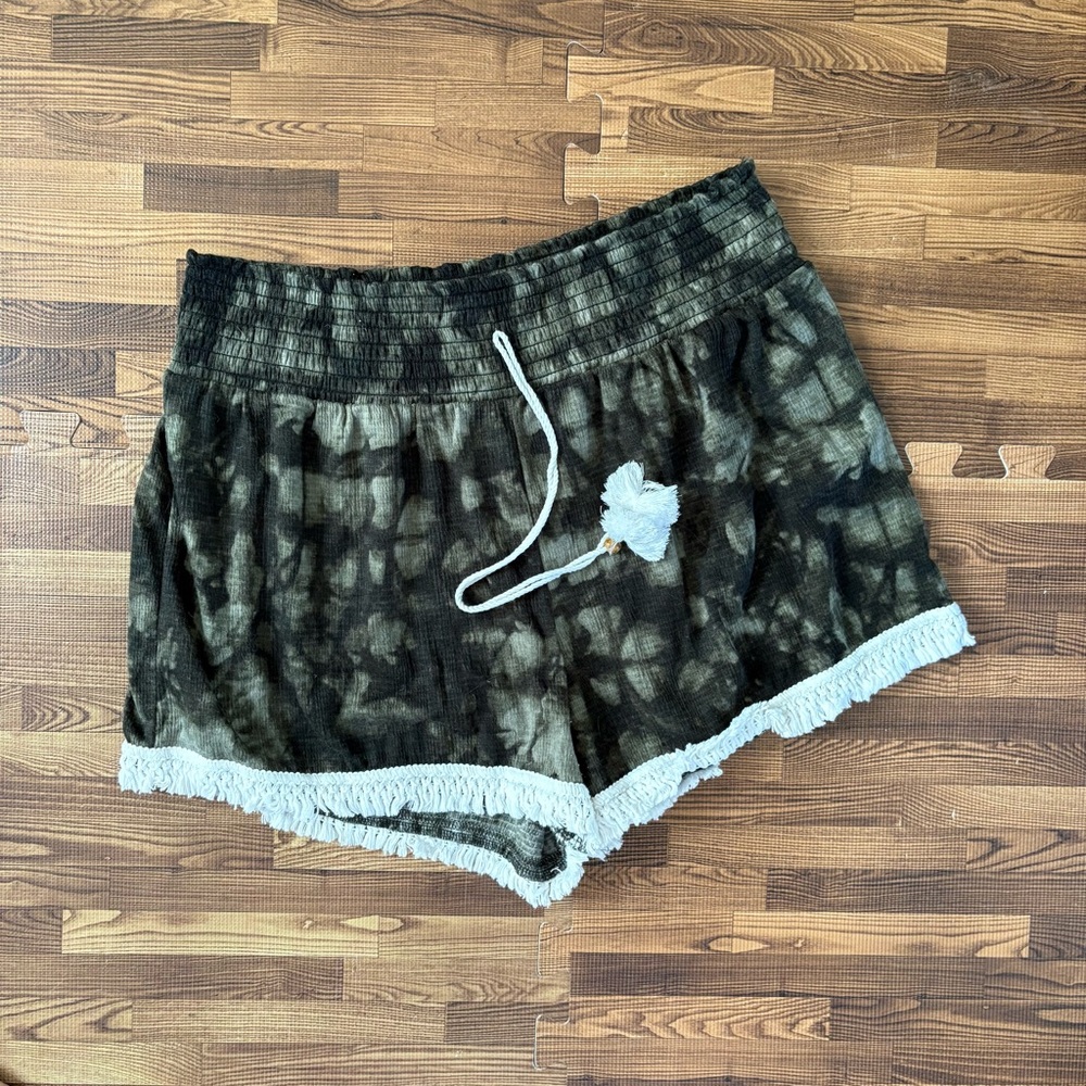 No Boundaries Women's Green Camo Shorts Large